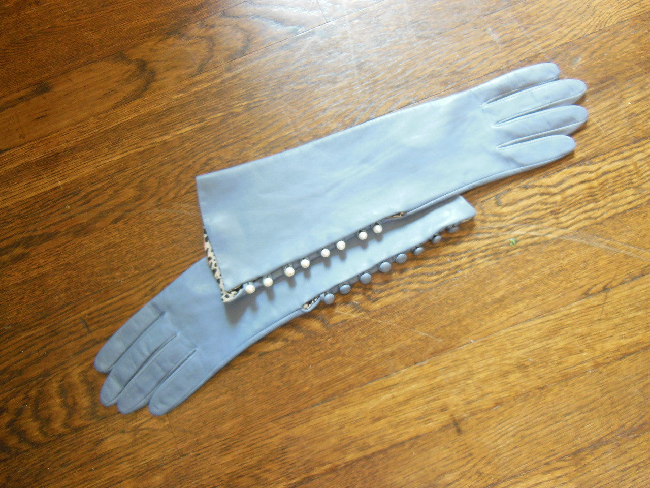 Handmade Button-up Leather Gloves with Genuine Pearl Adornment.-19
