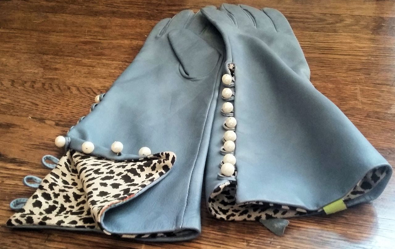 Handmade Button-up Leather Gloves with Genuine Pearl Adornment.-3