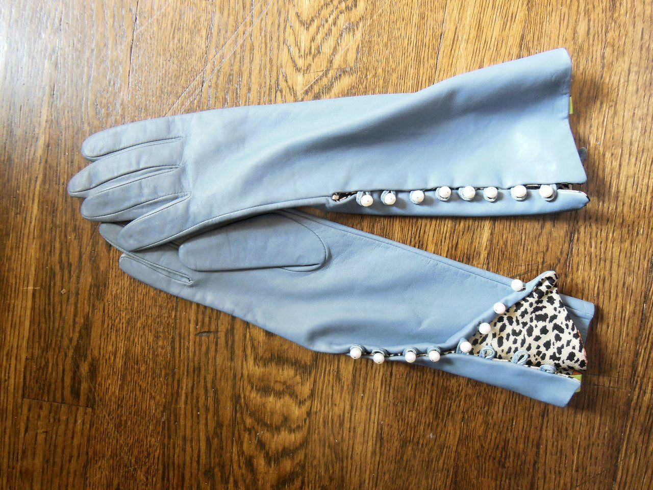 Handmade Button-up Leather Gloves with Genuine Pearl Adornment.-26