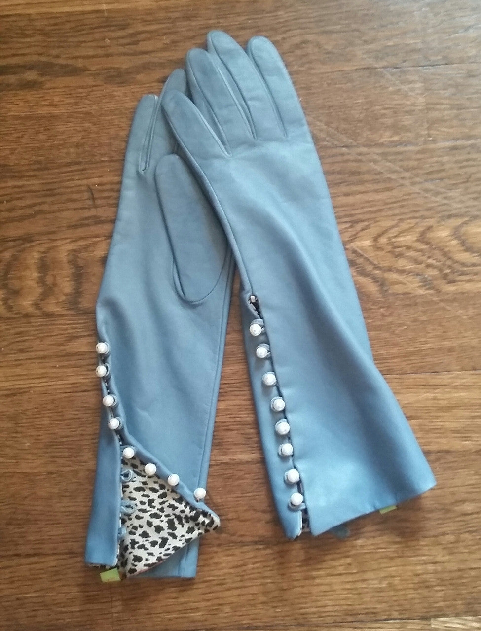 Handmade Button-up Leather Gloves with Genuine Pearl Adornment.-4