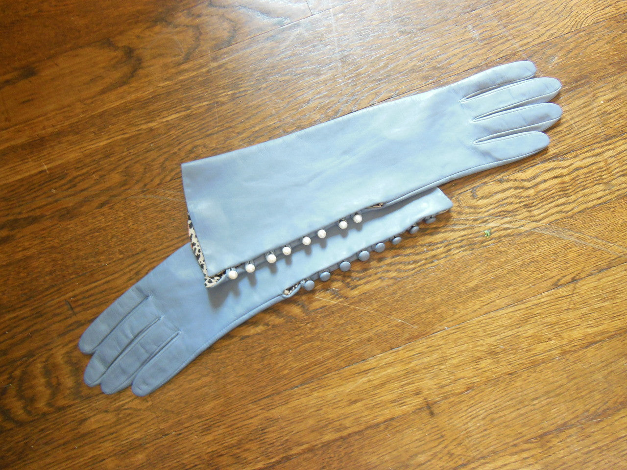 Handmade Button-up Leather Gloves with Genuine Pearl Adornment.-18
