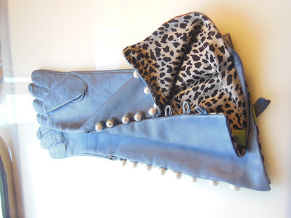 Handmade Button-up Leather Gloves with Genuine Pearl Adornment.-9