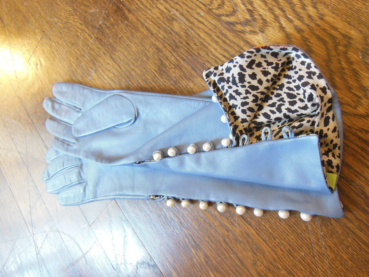 Handmade Button-up Leather Gloves with Genuine Pearl Adornment.-17