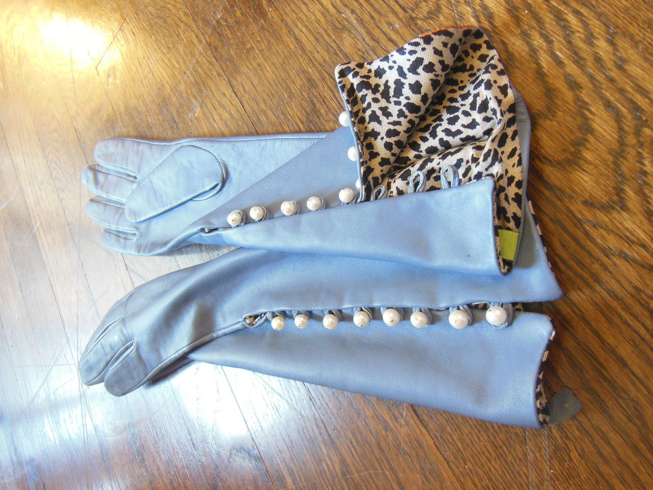 Handmade Button-up Leather Gloves with Genuine Pearl Adornment.-11