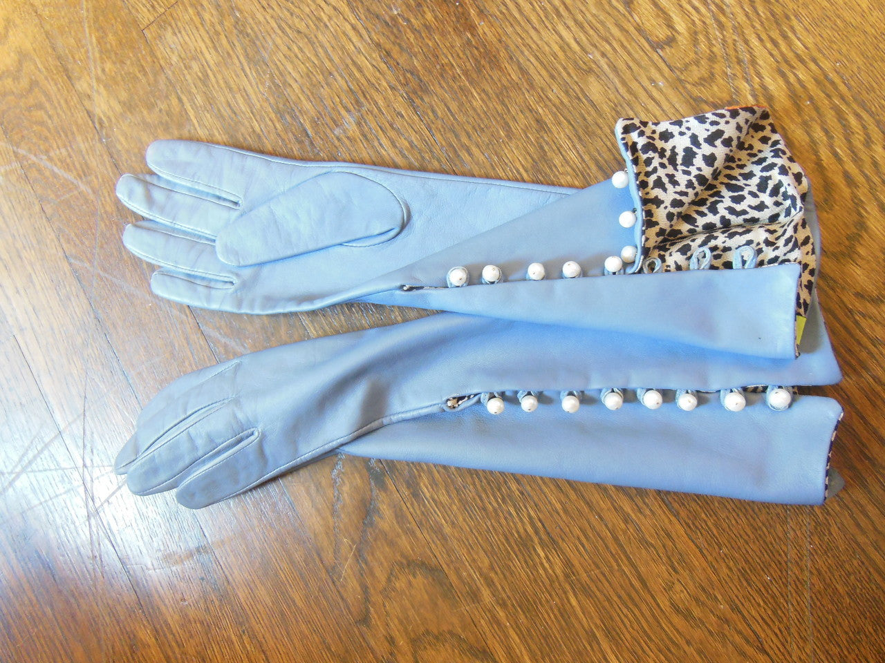 Handmade Button-up Leather Gloves with Genuine Pearl Adornment.-15