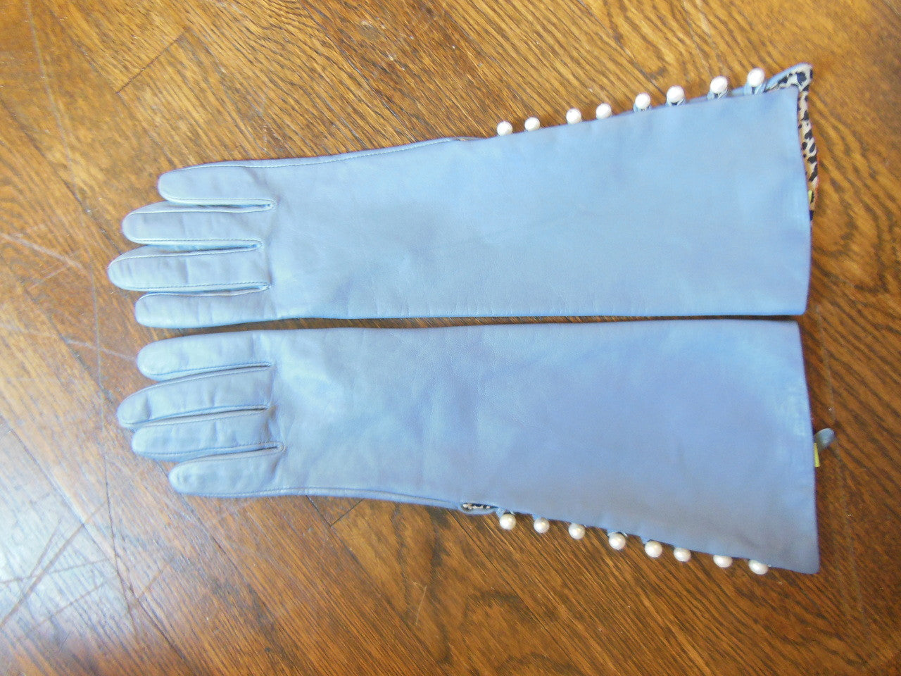 Handmade Button-up Leather Gloves with Genuine Pearl Adornment.-13