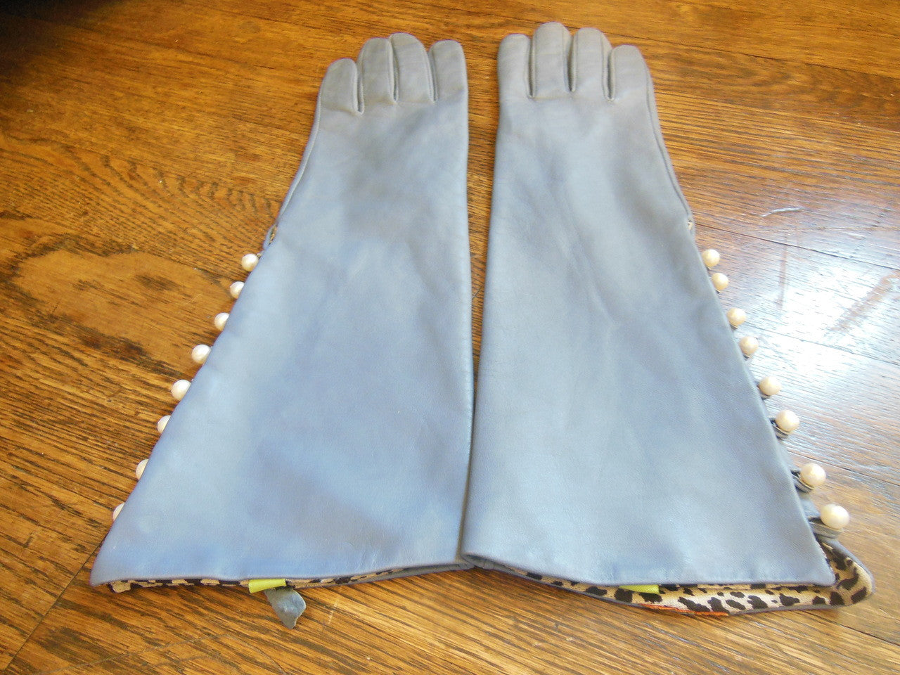 Handmade Button-up Leather Gloves with Genuine Pearl Adornment.-14