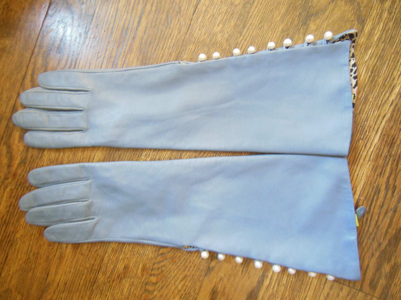 Handmade Button-up Leather Gloves with Genuine Pearl Adornment.-12