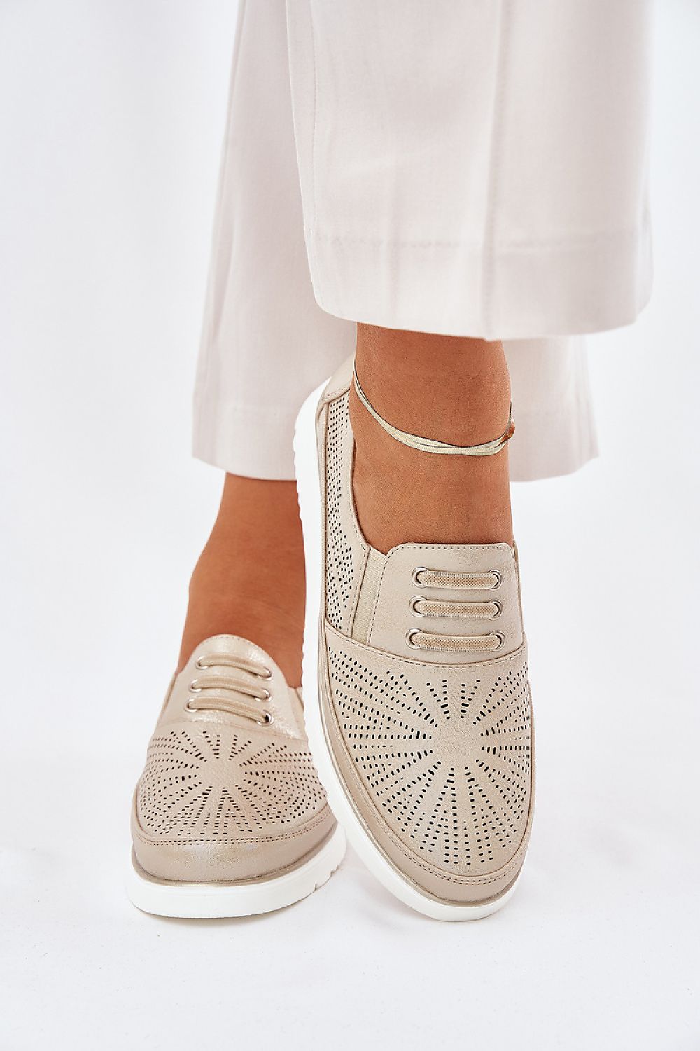  Low Shoes model 209820 Step in style 