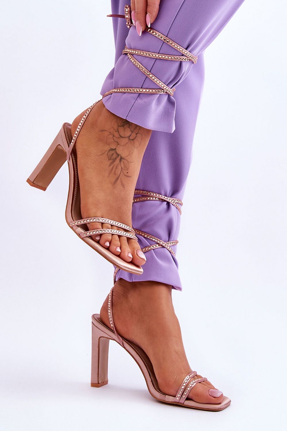 Strappy sandals Step in style